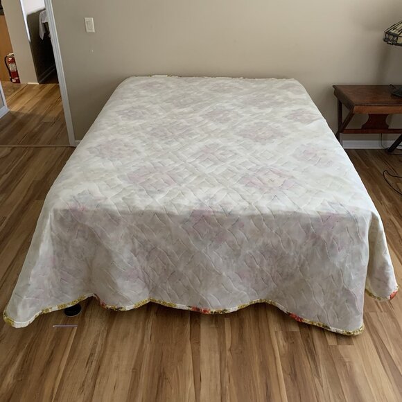 Floral Quilted Bedspread Mod 70’s Retro Queen 96” x 105” Tastemaker - Picture 3 of 4